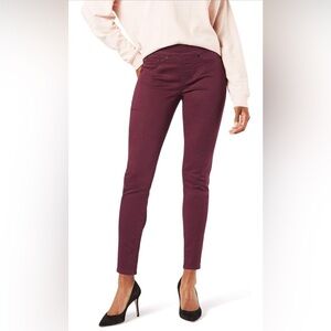 Signature by Levi. Gold Label Women's Totally Shaping Pull-on Skinny Jeans